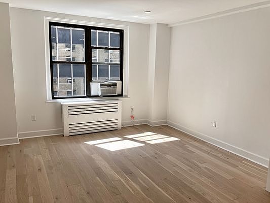 4th image of 160 E 48th St #110F