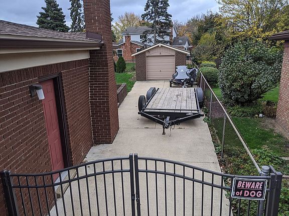 Side drive way and back 1 cargarage