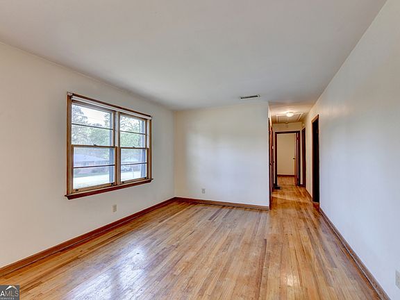 5th image of 1071 Mountain View Rd NW
