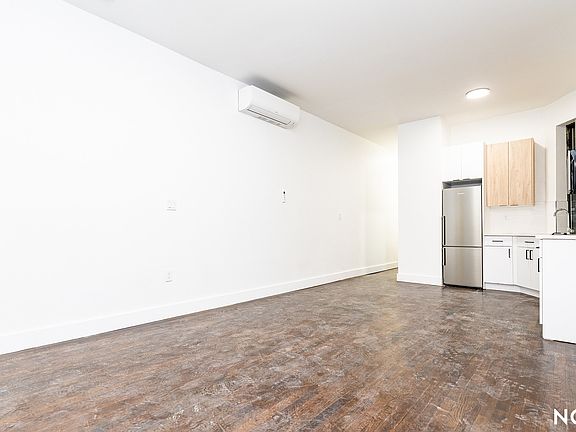 4th image of 647 Willoughby Ave #1