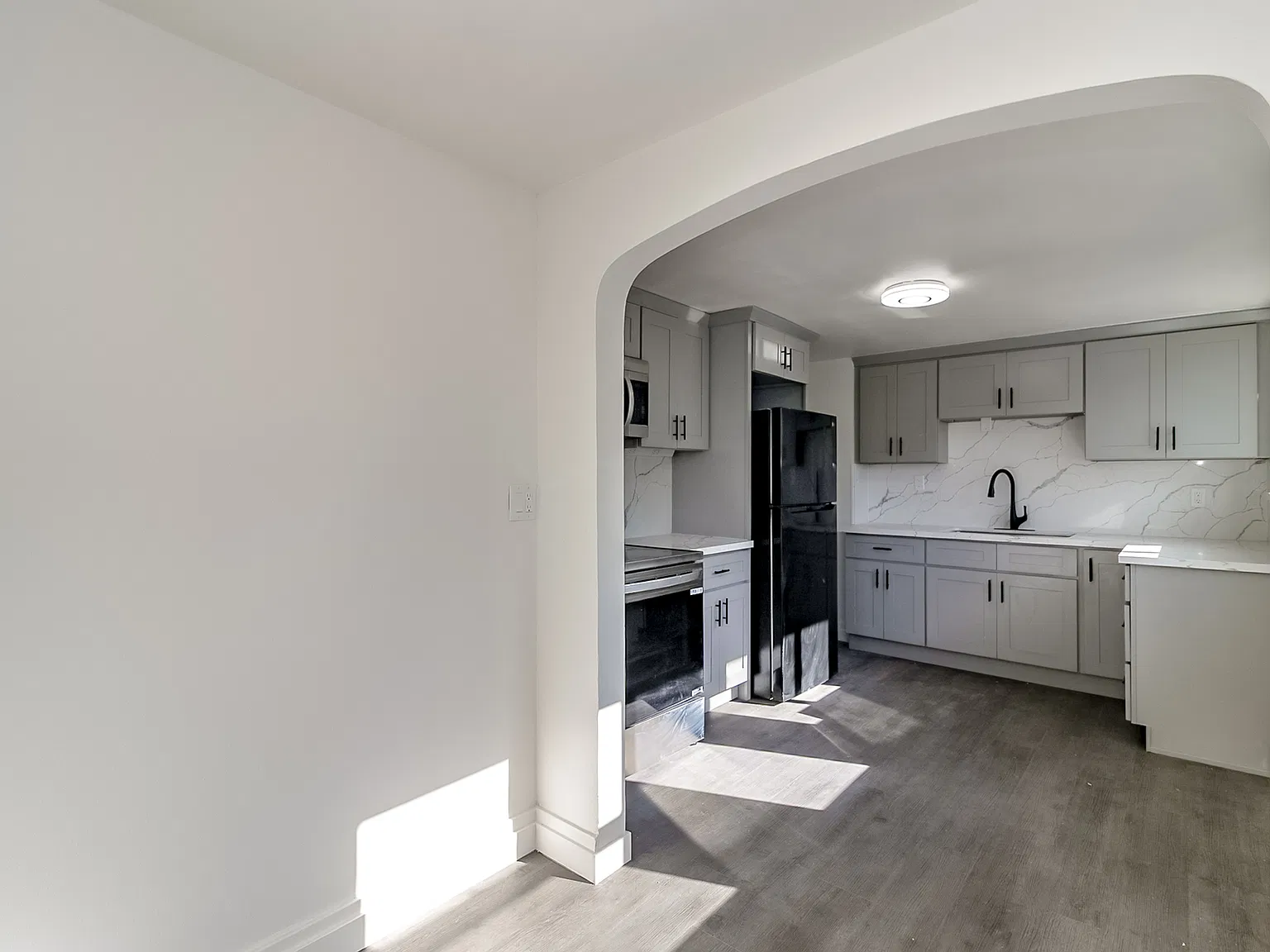 3 bed, 850 sqft, $2,195 — Photo 2