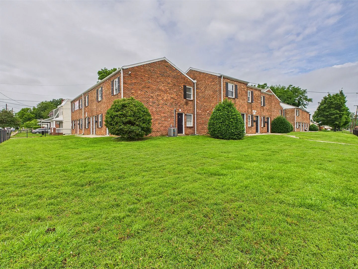 2 bed, 1.0 bath, 975 sqft, $1,295 — Photo 2