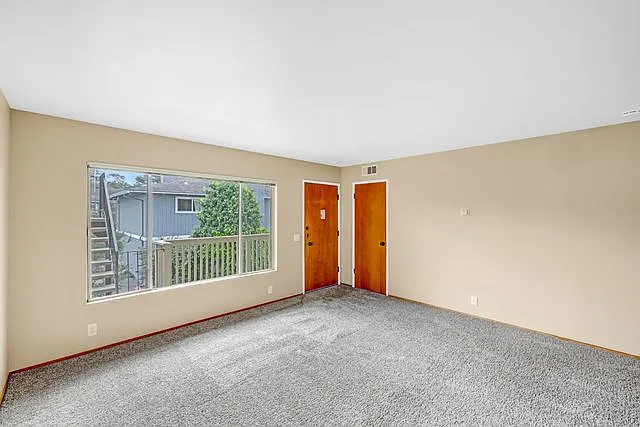 The Lewis — Photo 11