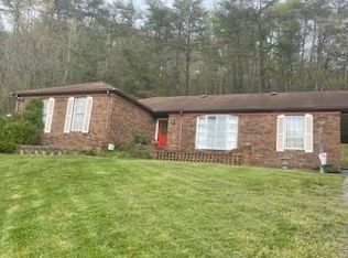 98 Mullins Ln, Pikeville, KY 41501
