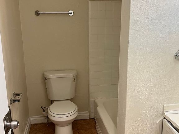 5th image of 6125 S Victoria Ave #4A