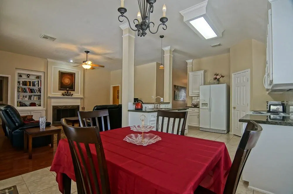3 bed, 2.5 bath, 1956 sqft, $2,400 — Photo 2
