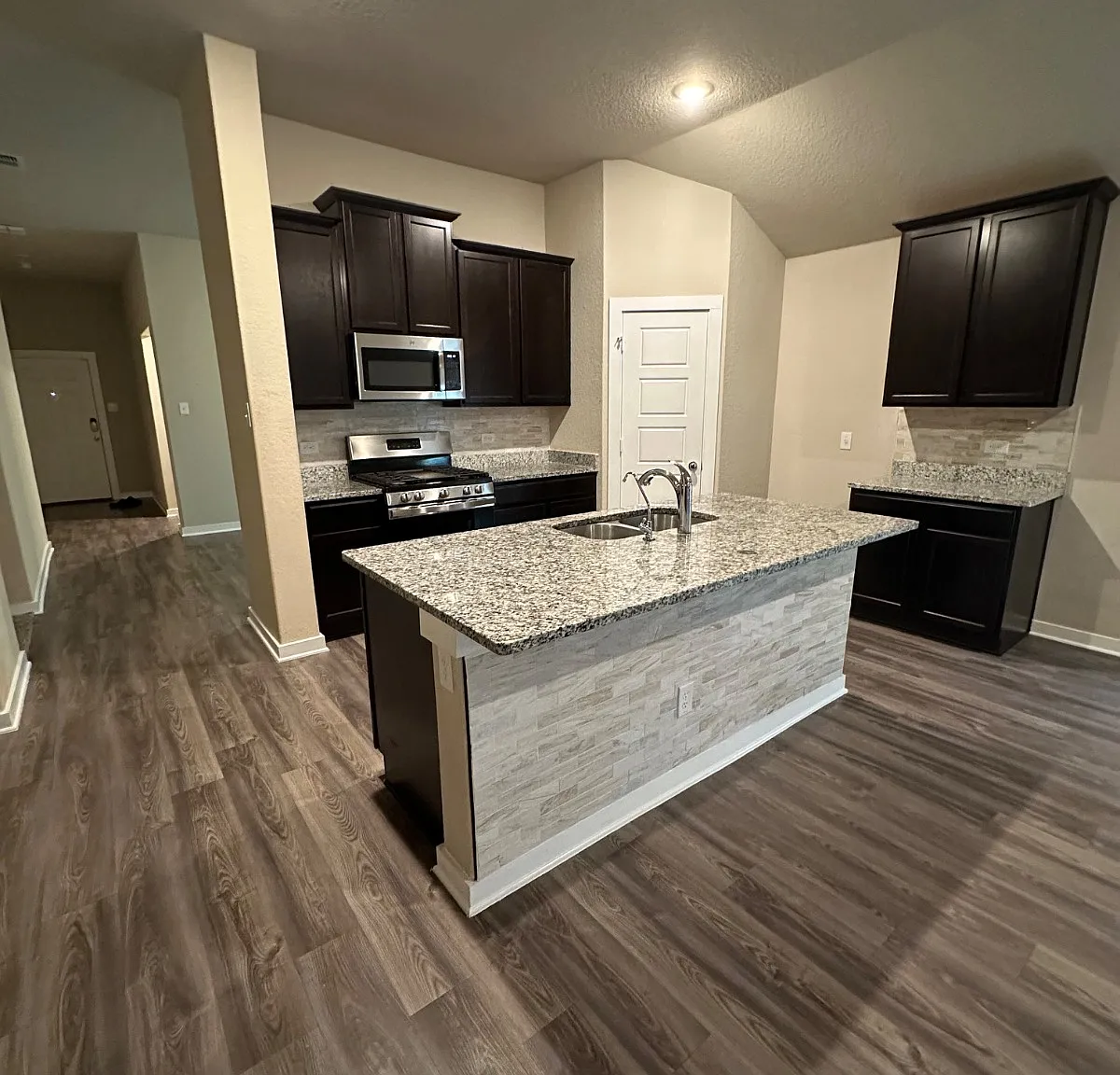 4 bed, 3.5 bath, 2240 sqft, $2,400 — Photo 2