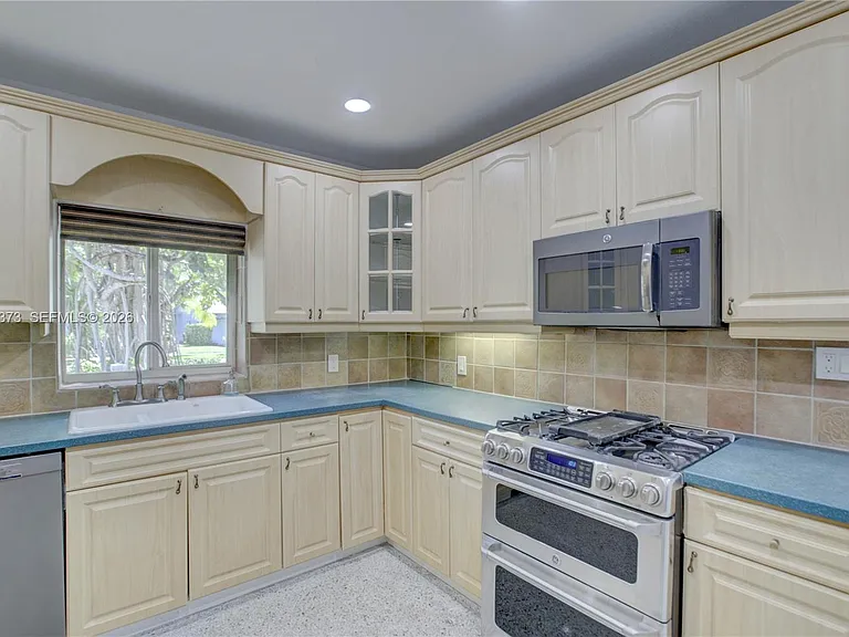 616 SW 11th Ct — Photo 18
