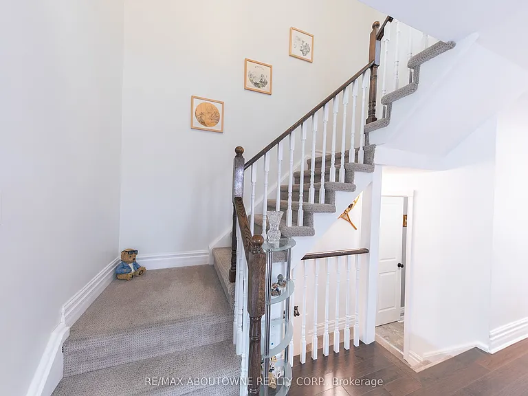 2072 Glenada Cres — Photo 18