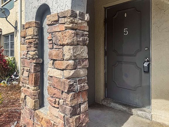 4th image of 6635 Warwick Cir #5