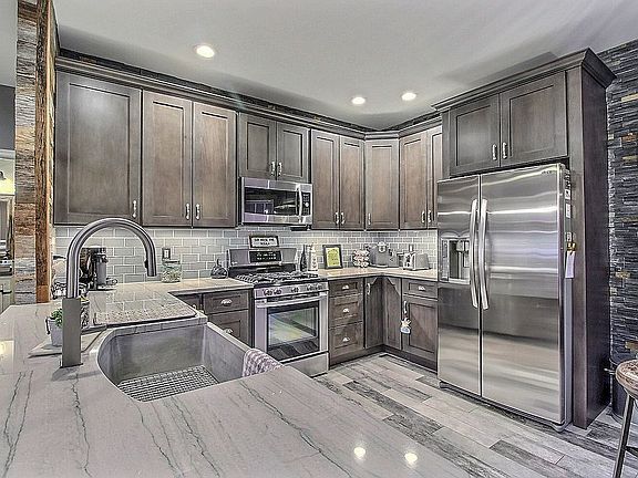 5th image of 9 Turnberry Ln