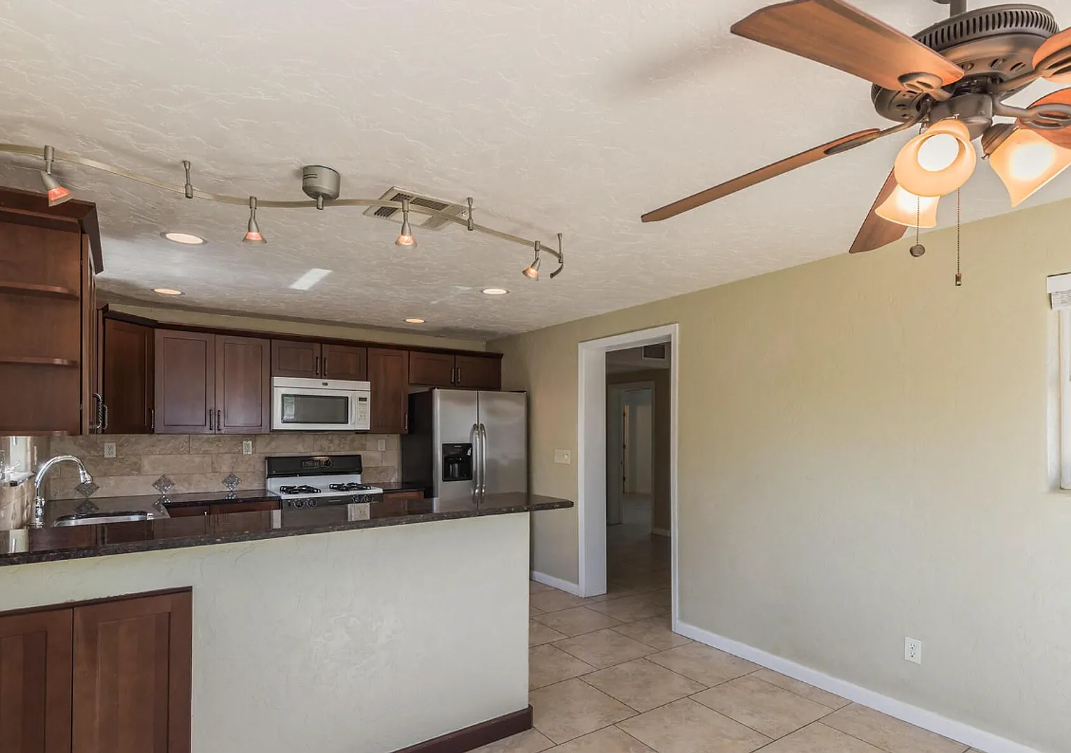 Available for a 10 month lease!! 4 bed, 2 bath less than a mile to campus! Pre-leasing for August... — Photo 3