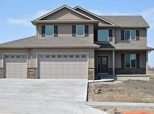 16027 Northpark Dr, Urbandale, IA 50323