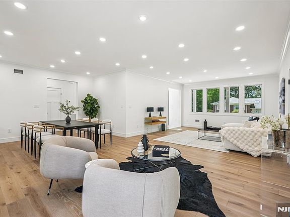 5th image of 492 Oak Tree Rd