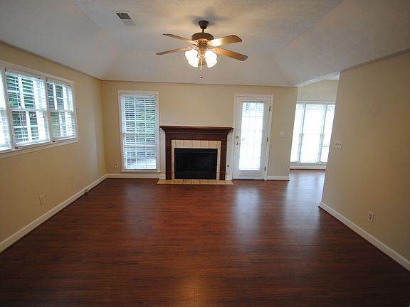 2nd image of 440 Meadowfield Trl