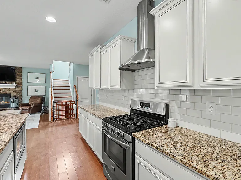 1147 Looking Glass Ln — Photo 29