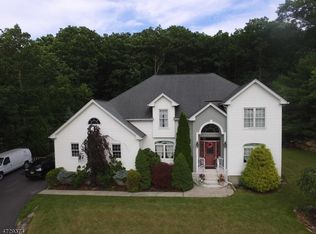 10 Skyler Ct, Oak Ridge, NJ 07438