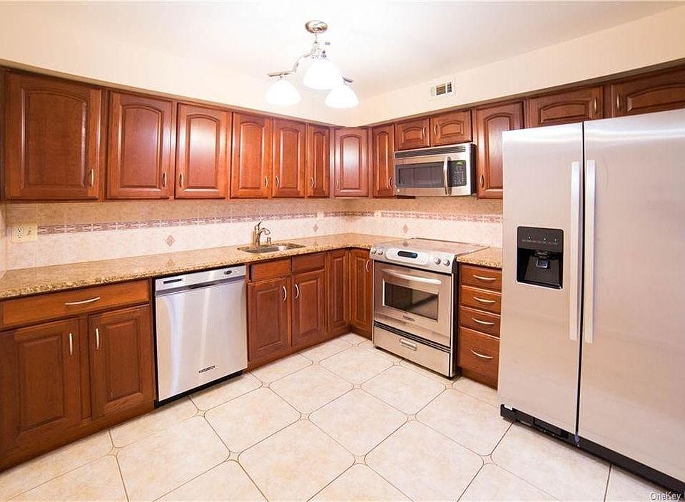 1st image of 10 Bronxville Glen Dr #24
