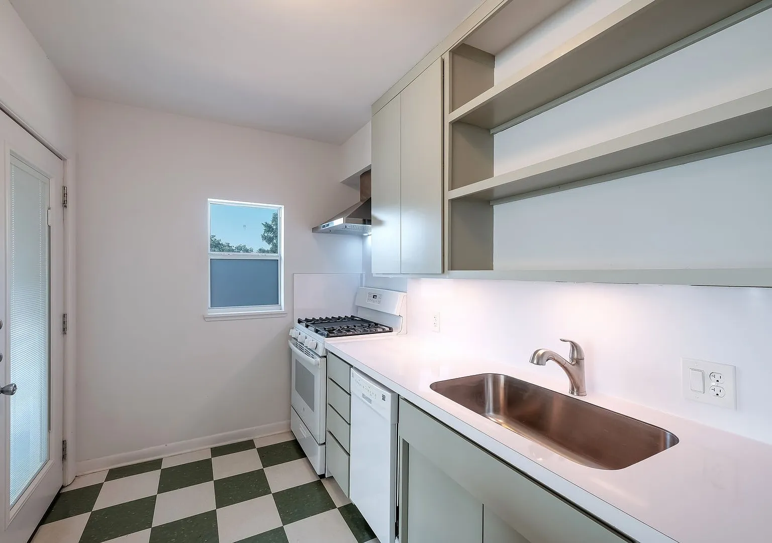 Spacious Mid-Century Charmer with Screened-In Balcony — Photo 4