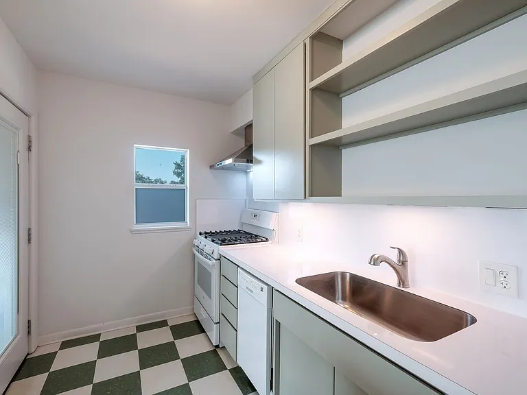442 E Huisache Ave #D — Photo 3