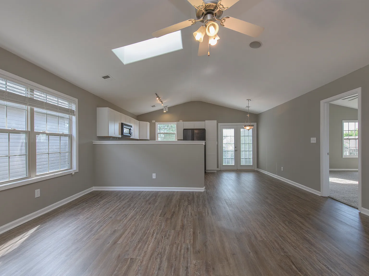 3 bed, 1323 sqft, $2,045 — Photo 4