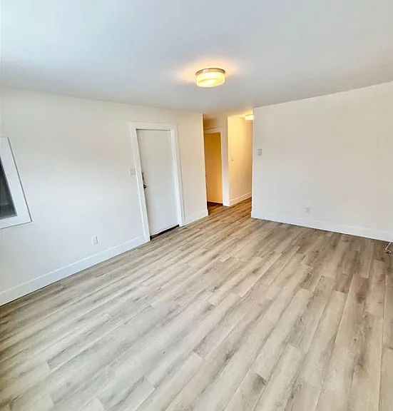 114 Clarence Ave — Photo 3