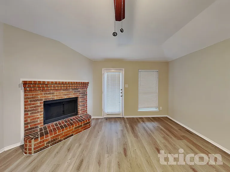 626 Chapman Dr — Photo 2