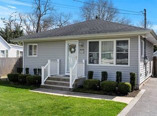 16 Baybright Dr, Shirley, NY 11967