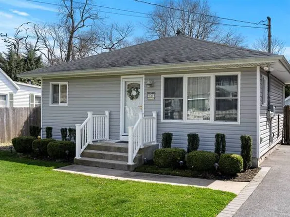 16 Baybright Dr, Shirley, NY 11967
