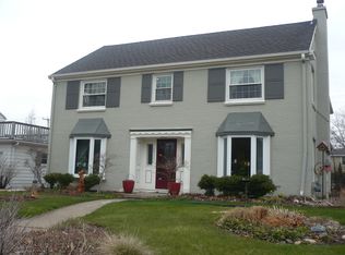 6233 N Lake Dr, Whitefish Bay, WI 53217
