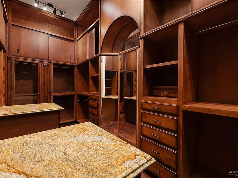 2304 Antigua Dr — Photo 32