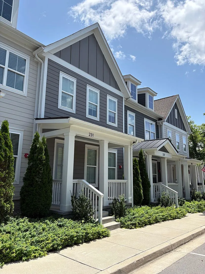 Beautiful 2/2.5 townhome near downtown Franklin available! — Photo 1