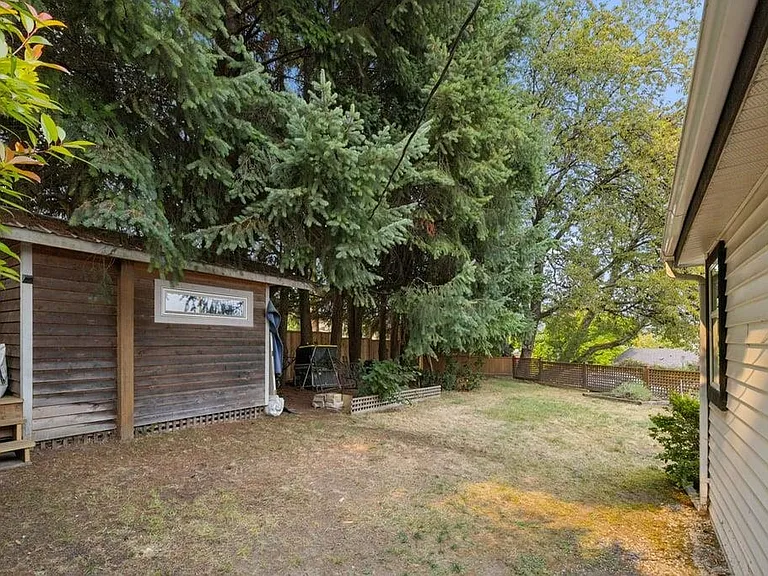 432 8th Ave E — Photo 5