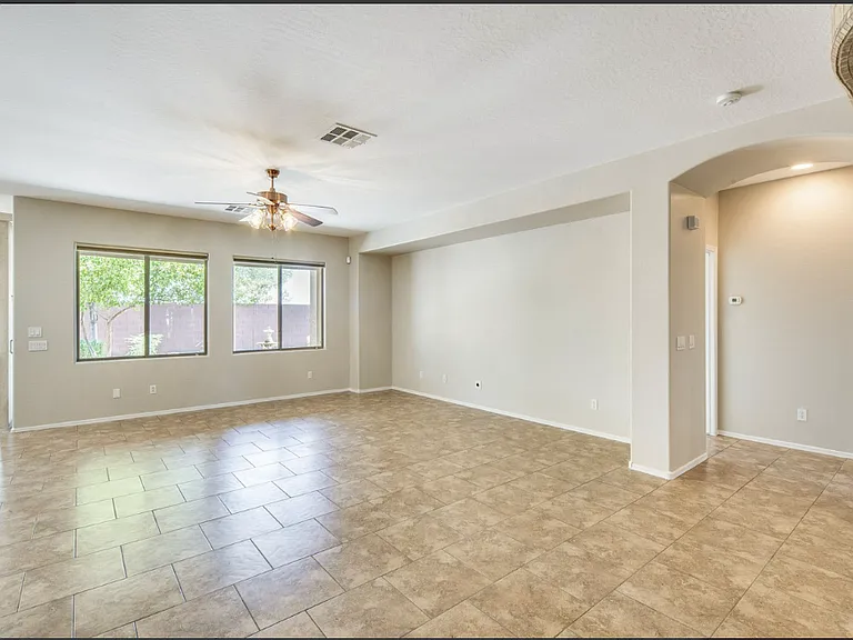 2307 W Spur Dr — Photo 3