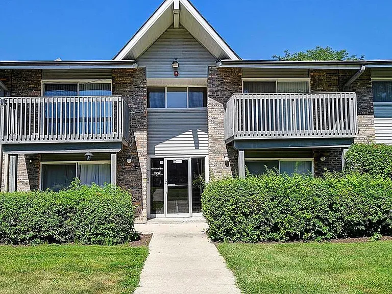 16W543 Mockingbird Ln #206 — Photo 1