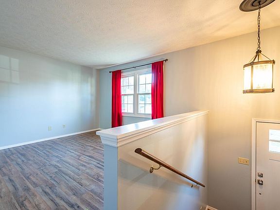 3rd image of 636 N Robin Dr