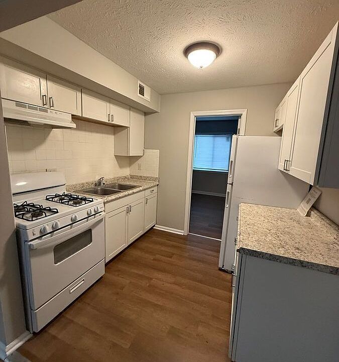 1st image of 208 Lakeshore Dr #6