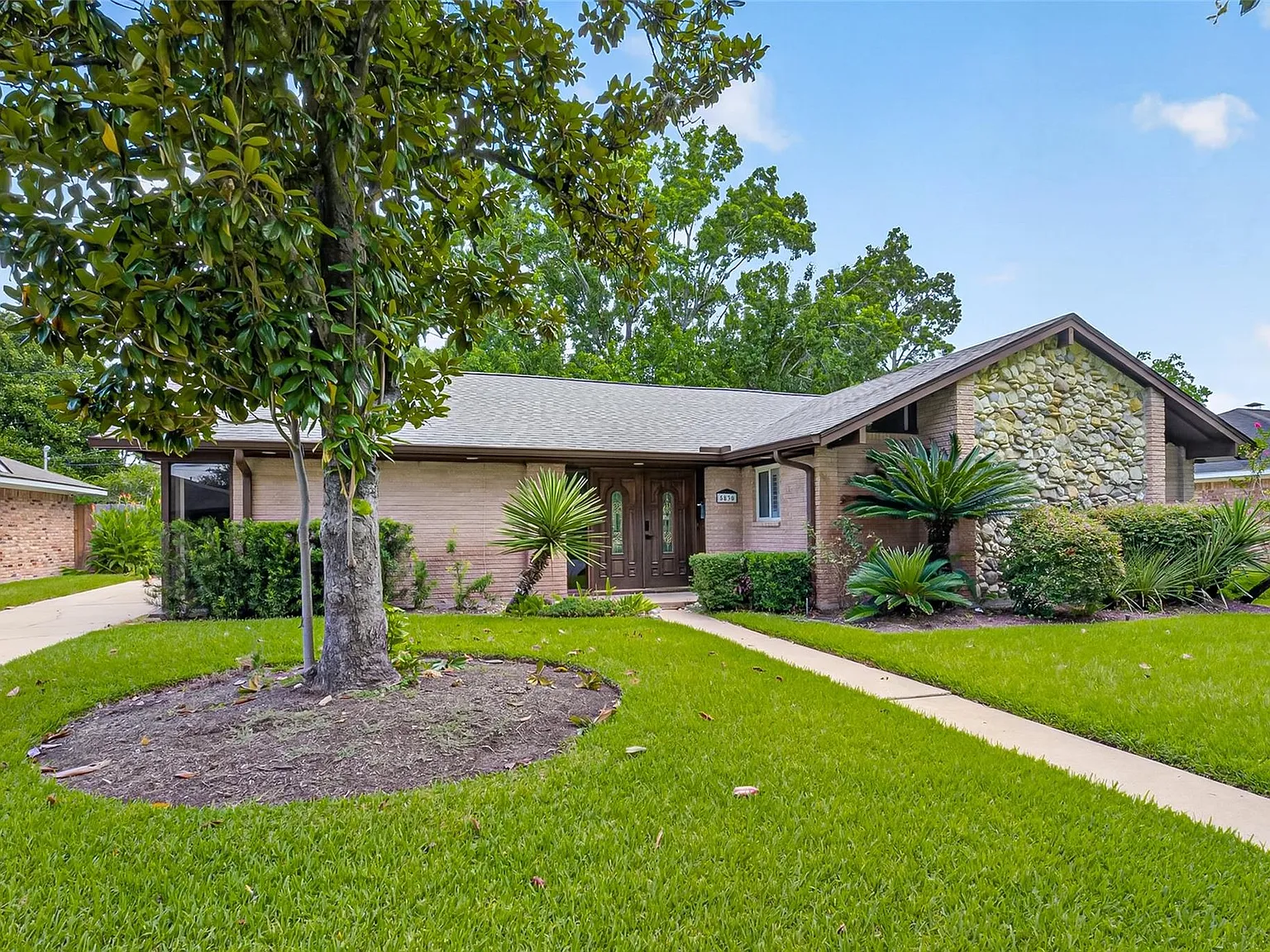 4 bed, 2.5 bath, 2338 sqft, $3,200 — Photo 2
