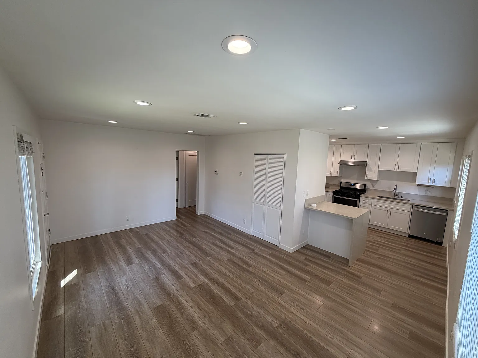 2 bed, 863 sqft, $3,190 — Photo 4