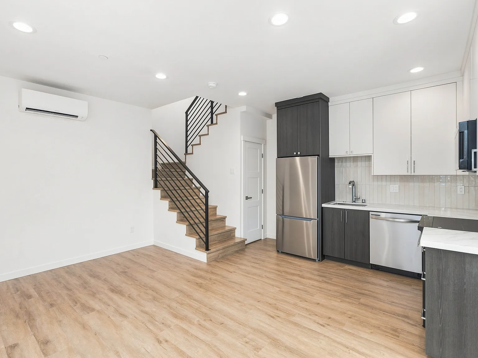 4 bed, 1445 sqft, $5,575 — Photo 3