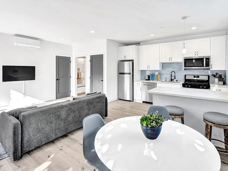 2108 S Pelham Ave — Photo 1