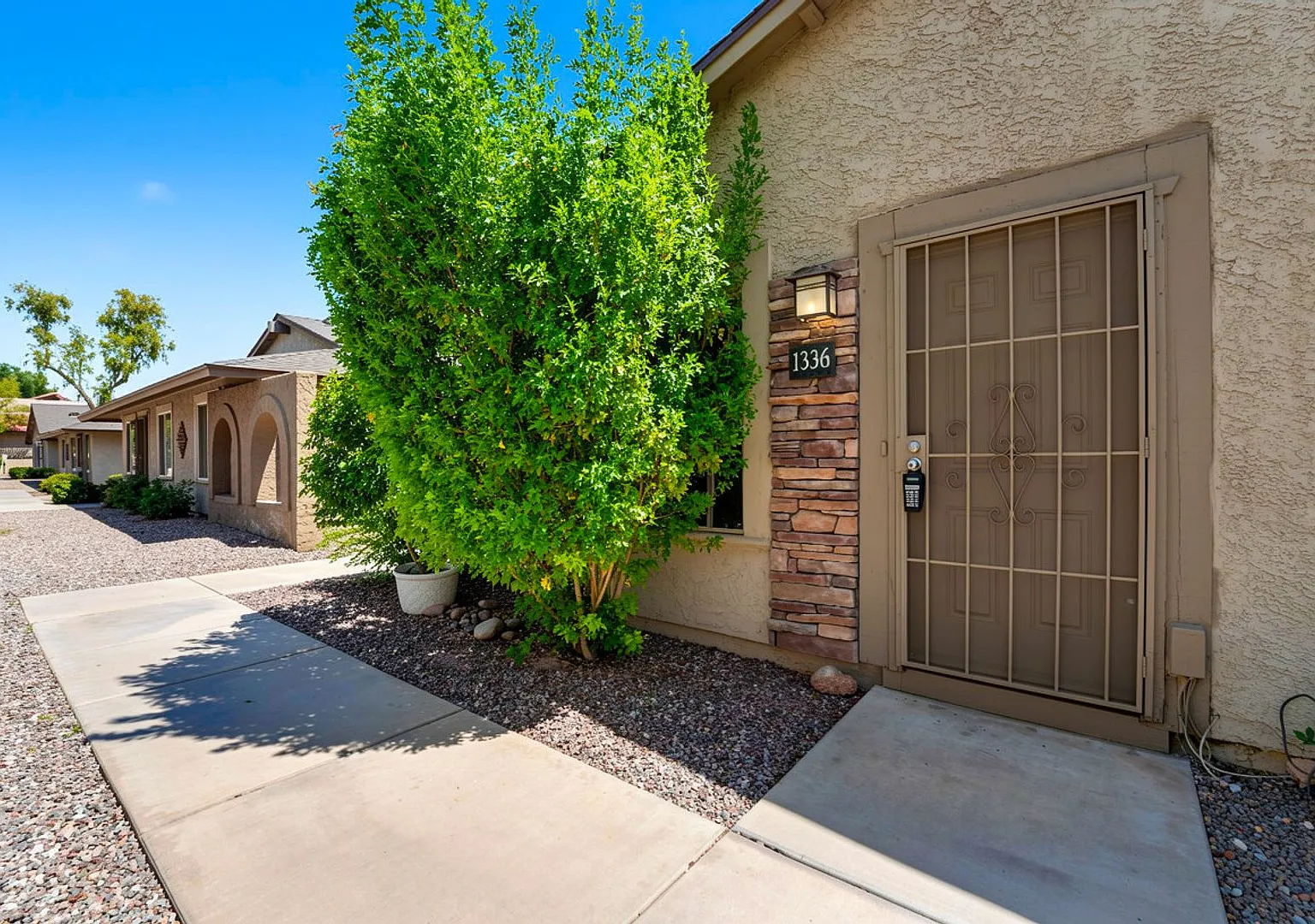 Well-Maintained 3-Bedroom Home Close to Shopping, Dining & Freeways! — Photo 2