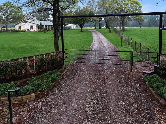 3rd image of 4 Willow Creek Dr