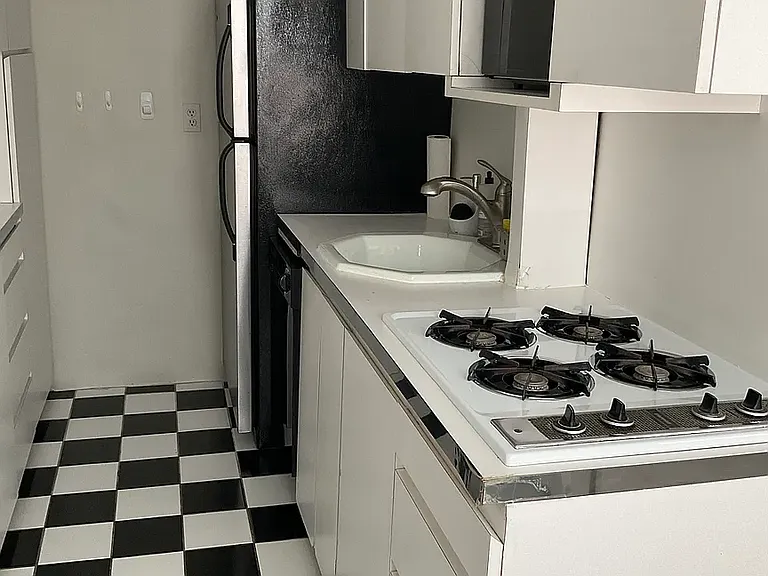 321 E 54th St #8B — Photo 10