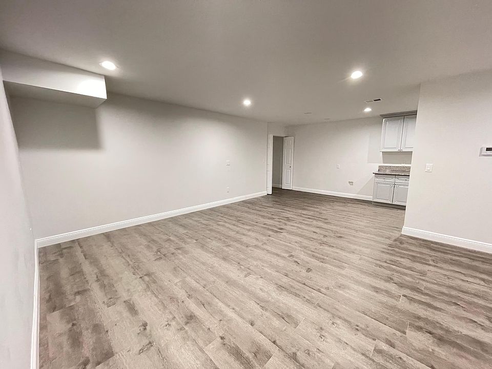 Livingroom to Kitchen
