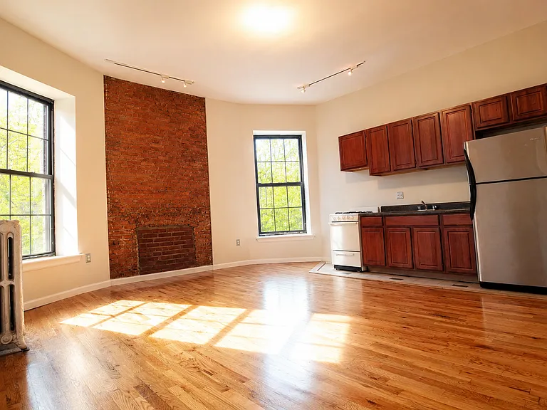 264 Gates Ave #1R — Photo 2