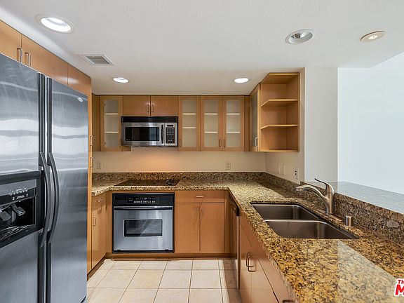 4th image of 13700 Marina Pointe Dr Unit 715