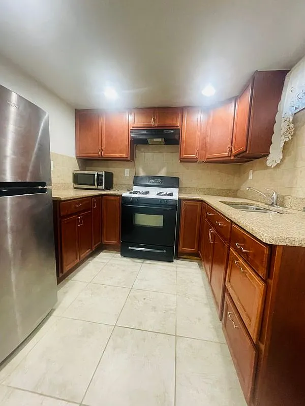 1 bed, 1.0 bath, 1125 sqft, $1,800 — Photo 2
