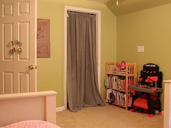 Bedroom 4 w/ walking closet