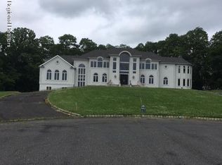 27 Four Columns Dr, Morganville, NJ 07751